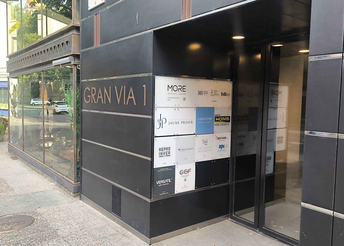 Portal del edificio Gran Vía 1, con la placa del Centre de Psicologia Jaume Primer