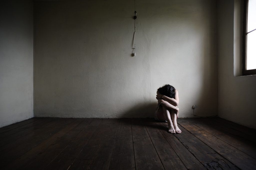 Persona rebent ajuda de psicòlegs a Girona per superar la depressió.