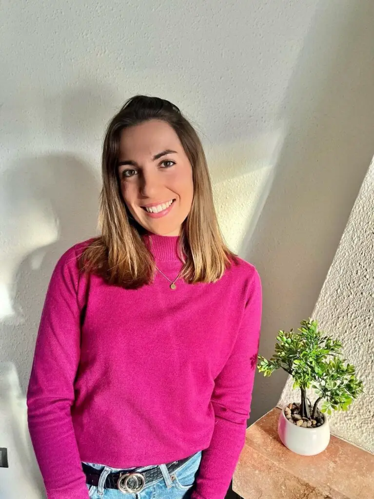 Retrat professional de la Sara Saldaña, Psicòloga General Sanitària a Girona, somrient a la seva consulta.