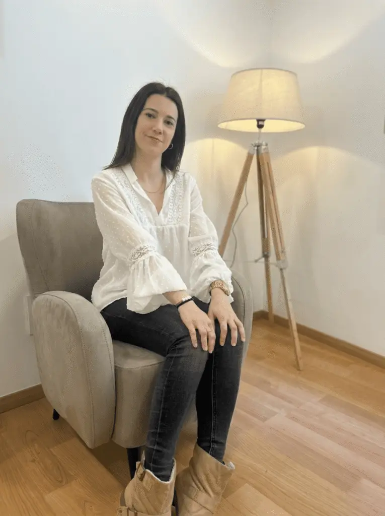 Aina Compte, psicòloga general sanitària a Girona, asseguda a la seva consulta