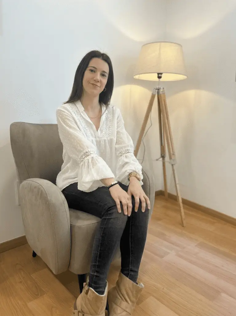 Aina Compte, psicòloga general sanitària a Girona, asseguda a la seva consulta