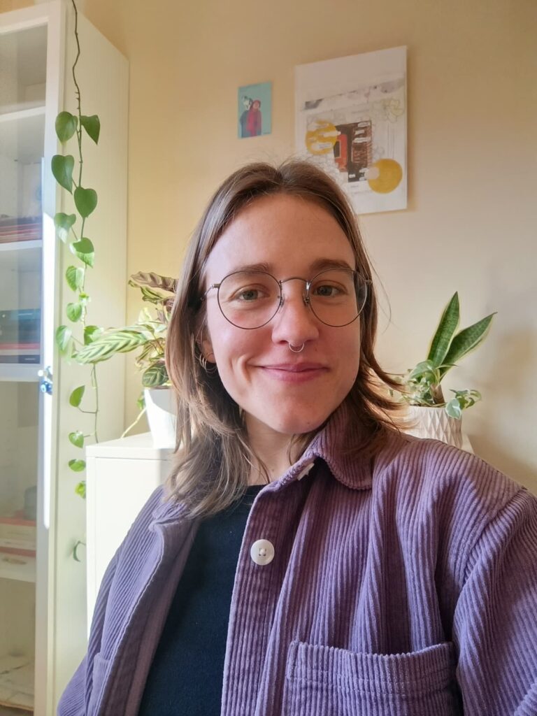 Júlia Quevedo, psicoterapeuta especialista en poliamor, no-monogàmies i diversitat relacional a Girona. Teràpia individual, relacional i de xarxa afectiva.