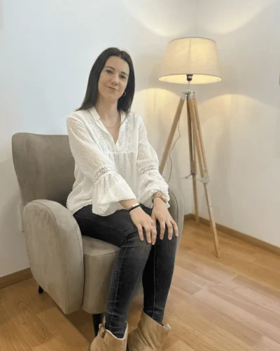 Centre de Psicologia Jaume Primer, Aina Compte, Psicologa General Sanitària girona Aina Compte, psicòloga general sanitària a Girona, asseguda a la seva consulta
