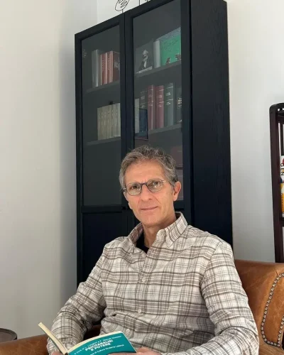 Giuseppe Laraspata – Psicòleg i psicoterapeuta Giuseppe Laraspata, psicòleg i psicoterapeuta psicoanalític relacional a Girona, assegut al seu despatx.
