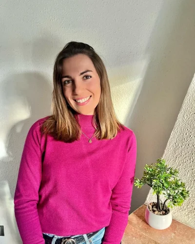 Retrat professional de la Sara Saldaña, Psicòloga General Sanitària a Girona, somrient a la seva consulta.